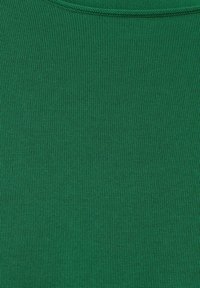 Grüner, strukturierter Stoff mit einem gerippten Muster, das eine glatte Oberfläche und ein robustes Strickdesign für Langlebigkeit und Flexibilität aufweist.