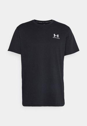 Sort bomulds T-shirt med korte ærmer, rund halsudskæring og et hvidt Under Armour-logo på venstre bryst. Glat tekstur, standard pasform.