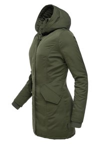 Manteau d'hiver long vert olive avec capuche, poche à rabat et poignets côtelés sur les manches, présenté de profil sur fond blanc.
