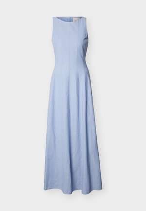 Robe maxi bleu clair sans manches avec un corsage ajusté, un col rond et une jupe évasée.