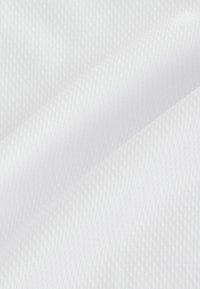 Material textil alb cu o suprafață fină și modelată. Este ușor și are o strălucire subțire, cu mici adâncituri ovale.