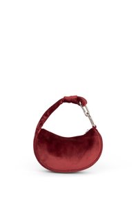 Borsa in velluto rosso con forma curva e un'unica maniglia imbottita. Presenta un dettaglio in metallo argentato e una texture liscia.