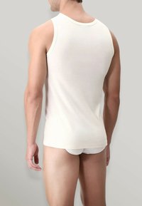 Top bianco senza maniche con scollatura rotonda, realizzato in tessuto morbido, che presenta una texture liscia e una forma aderente.