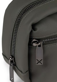 MUNICH PEAK - Trousse - khaki