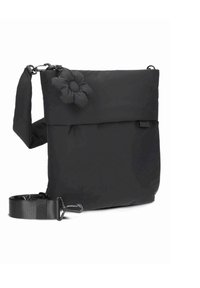 Sac bandoulière en tissu noir avec un grand rabat, orné d'un accent floral. Comprend une sangle réglable et des garnitures métalliques.