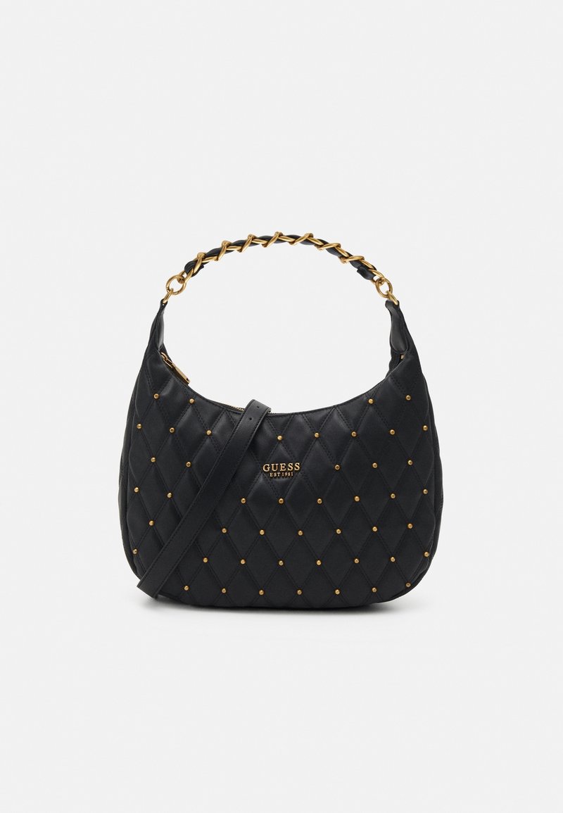 Sac à épaule matelassé noir avec clous dorés, anse chaîne et logo « GUESS EST 1981 » au devant.