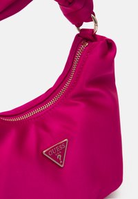 Guess VELINA - Ručna torba - magenta