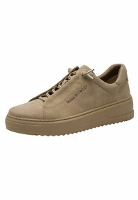 Baskets en cuir beige avec un bout rond, un système de laçage texturé et une semelle en caoutchouc épaisse. Présente un branding subtil sur le côté.