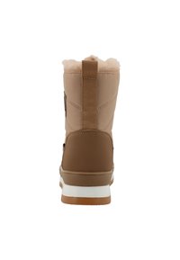 Botte tan avec un poignet rembourré, présentant un talon marron texturé, une semelle intermédiaire blanche et un onglet arrière renforcé pour un enfilage facilité.