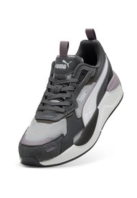 Sneaker sportivo con tomaia in rete grigia, dettagli viola, suola nera e bianca, linguetta imbottita e design testurizzato. Presenta un logo.