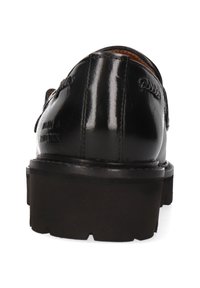 Schwarzer Lederschuh mit glatter Oberfläche, niedrigem Absatz und dekorativer Naht auf der Rückseite, ausgestattet mit einer robusten Gummisohle.