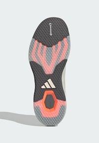 Εξωτερική σόλα παπουτσιού Adidas με μαύρο ελαστικό σχεδιασμό, κόκκινες και γκρι λεπτομέρειες, εξάγωνο μοτίβο και έντονη σήμανση Continental.