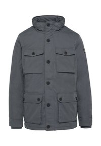 Graue Außenjacke mit hohem Kragen, Knopfverschluss und vier Vorderaschen. Hergestellt aus glattem Stoff mit matter Oberfläche.