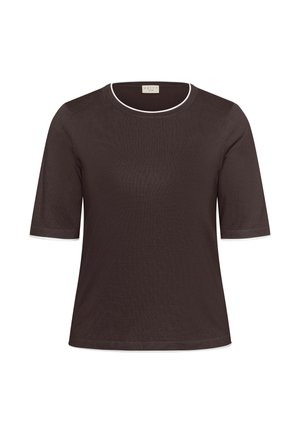 Sötétbarna rövid ujjú ing fehér szegéllyel a galléron és az ujjvégeken, kerek nyakkivágással és címkével a nyakkivágás belsejében.