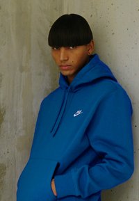 Nike Sportswear SPORTSWEAR CLUB FLEECE - Sweatshirt com capuz - dark marina blue/white