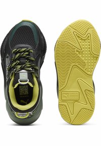 Chaussures de sport noires avec accents verts, tige en mesh texturé, détails réfléchissants et semelle en caoutchouc avec un motif de crantage distinctif.