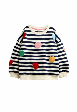 Kindertrui met marineblauwe en witte horizontale strepen en meerkleurige getextureerde hartpatches op de voorkant en mouwen.