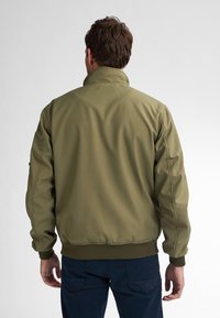 Olivengrøn bomberjakke med krave, ribbede manchetter og kant, sidelommer og glat tekstur. Bagviewet viser det enkle design.