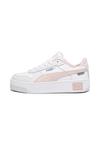 Sneaker Puma bianche e rosa con upper in materiale sintetico, suola bianca spessa, dettagli tono su tono e logo sul lato e sul tallone.