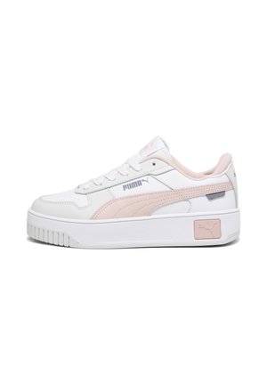 Sneaker Puma bianche e rosa con upper in materiale sintetico, suola bianca spessa, dettagli tono su tono e logo sul lato e sul tallone.