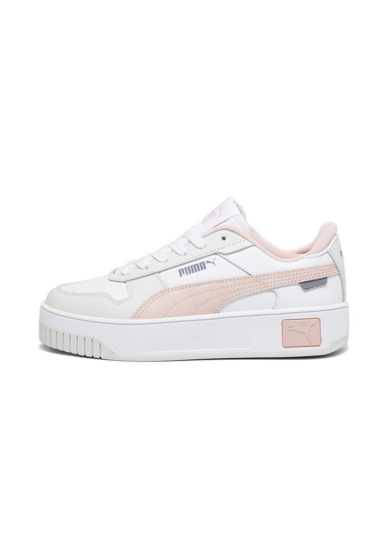 Sneaker Puma bianche e rosa con upper in materiale sintetico, suola bianca spessa, dettagli tono su tono e logo sul lato e sul tallone.