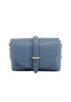 Sac à main en faux cuir bleu avec un rabat arrondi, sécurisé par un fermoir doré, doté d'une seule sangle et d'un design minimaliste.