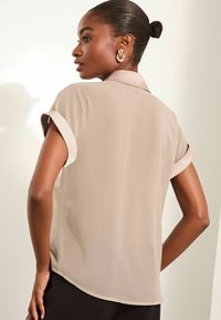 Lipsy REGULAR FIT - POCKET - Nööpidega pluus - gold