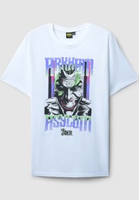 Biała bawełniana koszulka z grafiką Jokera w zielonych i purpurowych akcentach oraz tekstem "Arkham Asylum" w pogrubionej typografii.