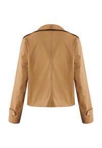 Giacca di cotone color sabbia con colletto strutturato e polsini abbottonati. Presenta uno yoke posteriore e una texture liscia e opaca. Design semplice e sartoriale.