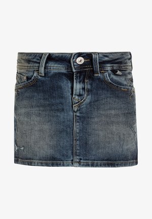 Donkerblauwe denimminirok met een klassiek vijf-pocket ontwerp, riemlussen en zilverkleurige knoopaccenten. Licht vervaagd en rafelige randen.