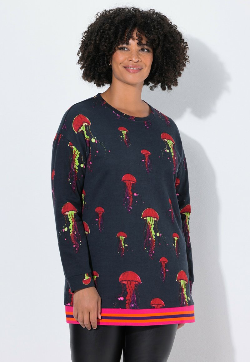 Sudadera de manga larga en tejido azul marino con un patrón de medusas en rojo, verde y acentos en rosa; presenta un dobladillo a rayas multicolores.