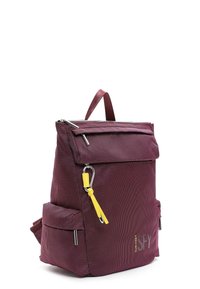Bordowy plecak z tkaniny o teksturowanej powierzchni, z zamknięciem na górze na zamek błyskawiczny, żółtym akcentującym paskiem oraz bocznymi kieszeniami. Posiada błyszczące detale metalowe.