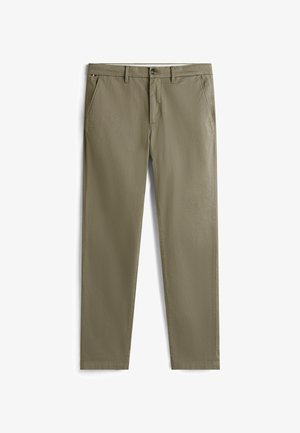 Khaki chinos van een katoenmix, met een recht gesneden ontwerp, voorzakken en een enkele achterzak met een knop.