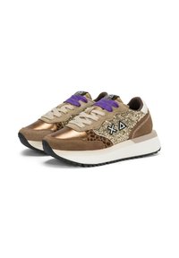 Un paio di sneakers marroni e oro con lacci viola e beige, lati glitterati, dettagli a stampa leopardata e suole bianche spesse, angolate a destra.