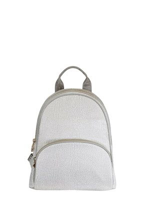 Petit sac à dos blanc texturé avec dessus arrondi, poche avant zippée, double bretelles et poignée de transport.