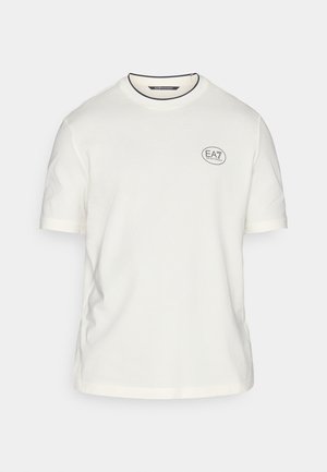 Hvit bomulls-T-skjorte med korte ermer, rund hals og en liten svart logo på brystet. Jevn tekstur og ledig passform.