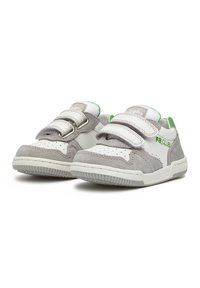Sneakers per bambini grigi e bianchi con due cinturini in velcro, finitura in suede, dettagli perforati e accenti verdi sul tallone e sul logo.