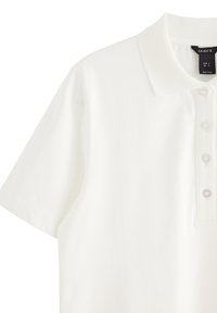 Hvid polo t-shirt lavet af bomuld, med klassisk krave, korte ærmer og en knaplukning med fire knapper i klart materiale.