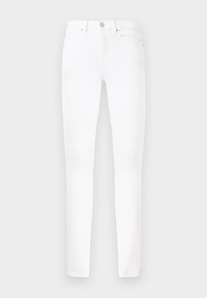 Jean blanc coupe ajustée avec fermeture bouton et fermeture éclair, poches avant et arrière, présenté sur un fond clair.