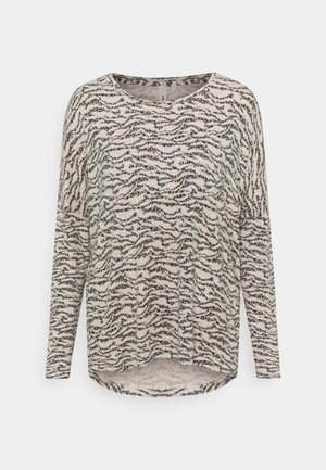 Top de manga larga en beige claro con un patrón de rayas de tigre en negro y gris, que presenta un escote redondo y un dobladillo curvado. Textura suave.