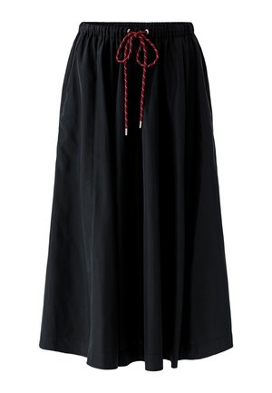 Zwarte midirok met elastische tailleband en rood trekkoord met zilverkleurige metalen uiteinden.