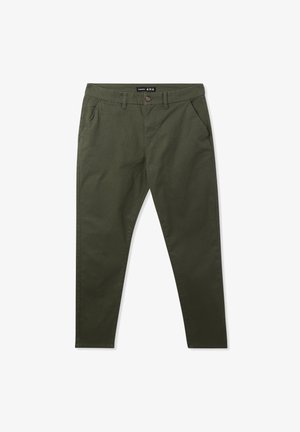 Chino in cotone verde con vestibilità slim, dotato di chiusura con bottone, passanti per cintura e tasche laterali. Texture liscia e design minimalista.