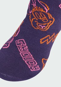 Námornícke ponožky s grafickým vzorom v ružovej a oranžovej farbe, vrátane rôznych tvarov a dizajnov. Vyrobené z tkaniny s tkaným povrchom a rebrovanou textúrou.