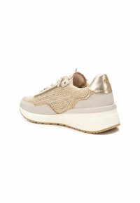 Zapatillas de malla beige con una parte superior texturizada, acentos de cuero, un tacón metálico y una suela blanca acolchada. Cordones que aseguran la parte frontal.