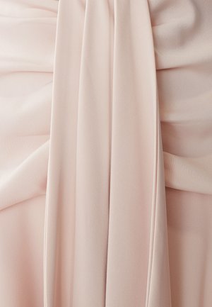 Zacht roze stof met een gedrapeerde textuur, voorzien van delicate plooien en een glad oppervlak. Lichtgewicht, vloeiend materiaal creëert elegante vouwen.