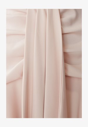 Tissu rose doux avec une texture drapée, mettant en avant de délicates plis et une surface lisse. Matériau léger et fluide créant des plis élégants.