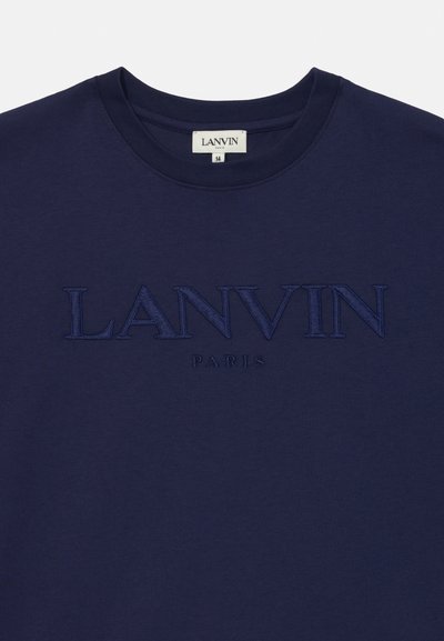 Tamsiai mėlynas apvalaus kaklo marškinėliai su iškilniu siuvinėtų tekstu "LANVIN PARIS" priekyje ir audinio prekės ženklo etikete apykaklėje.