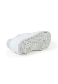 Weißer Sneaker mit glattem Lederoberteil, grauen Akzenten und Gummisohle mit strukturierten Profilmustern. Logo auf der Außenseite geprägt.