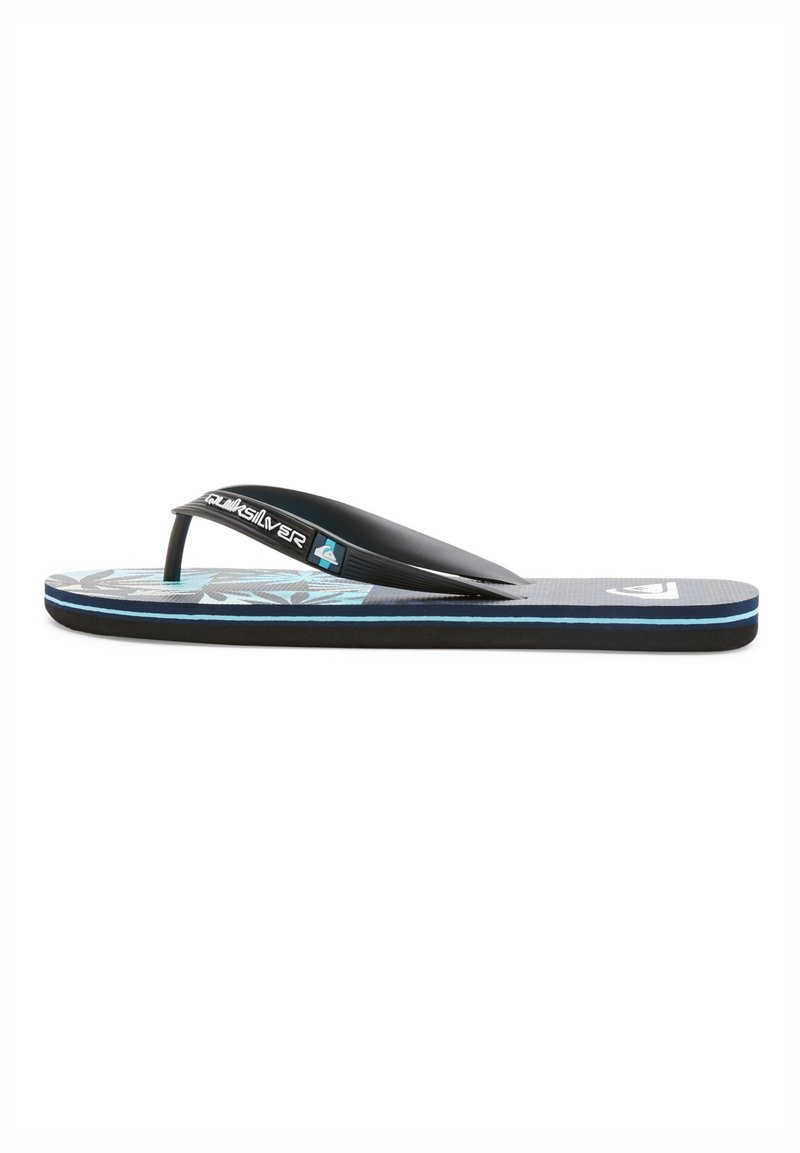 Tongs noires avec une semelle texturée arborant un motif de feuilles bleu et noir, complétées par une bride noire avec un logo.