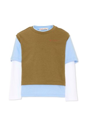 Gelaagde stijl lange mouwen shirt met lichtblauw lichaam en mouwen, witte binnenmouwen en een olijfgroene cropped korte mouwen top overlay.